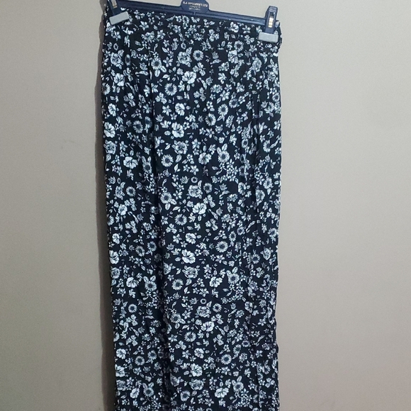 Streetwear Society Dresses & Skirts - Floral Black/ White Wide Leg Pants With Elastic Waist And Side Slits Size XL